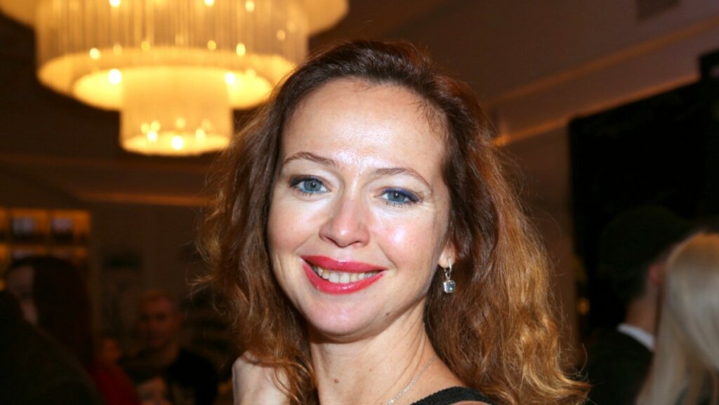 Сияющая актриса Елена Захарова показала фото с венчания