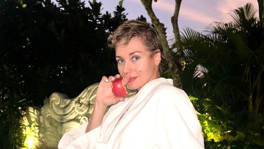 «Отвратительно и пошло»: Кристину Асмус раскритиковали за фото в купальнике и халате на Бали