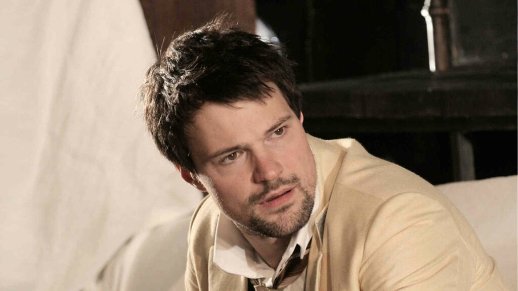 Данила Козловский в Латвии признался в любви Алле Пугачевой в легинсах