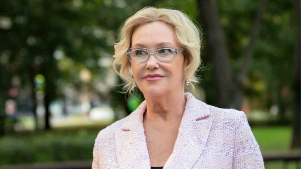 «Всем надо проверяться»: 62-летняя Ирина Розанова раскрыла секрет своей стройной фигуры