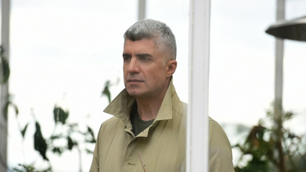 Турецкий актер Озджан Дениз публично унизил родную сестру из-за молодой жены