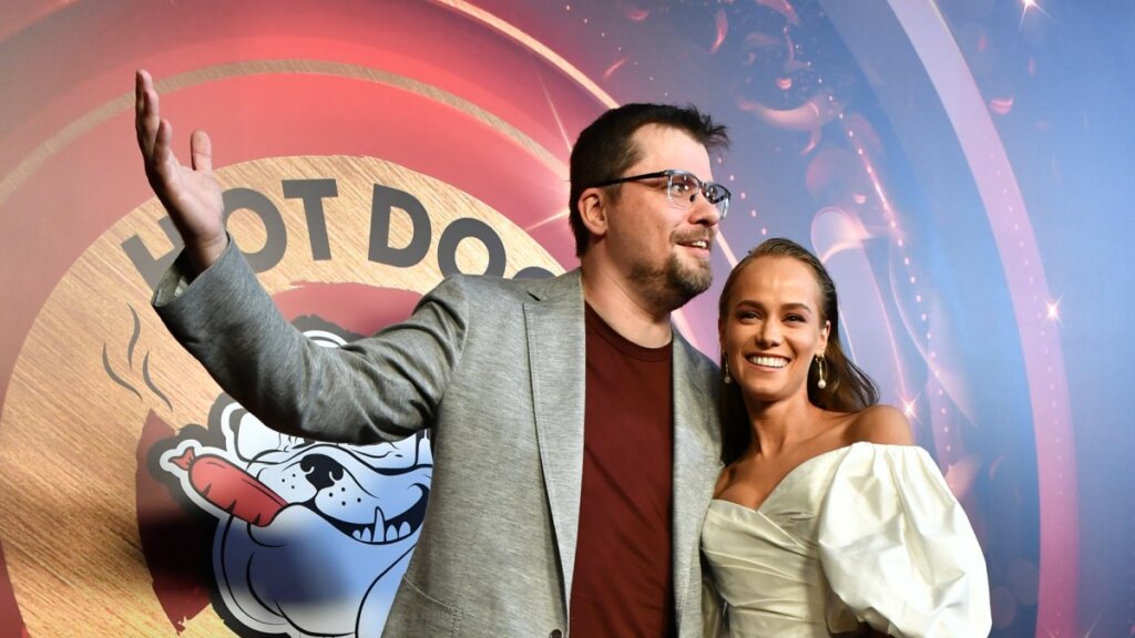 Бурунов — регистраторша, невеста в белом и волнующийся Гарик: вот как прошла свадьба Харламова и Ковальчук