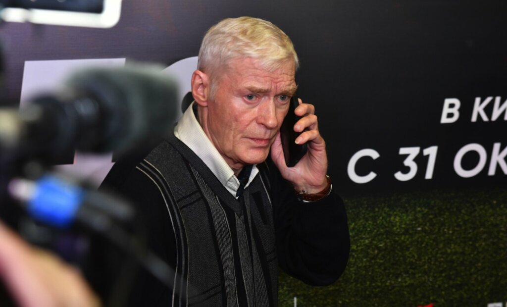 Разбившему лицо и голову актеру Борису Щербакову стало хуже