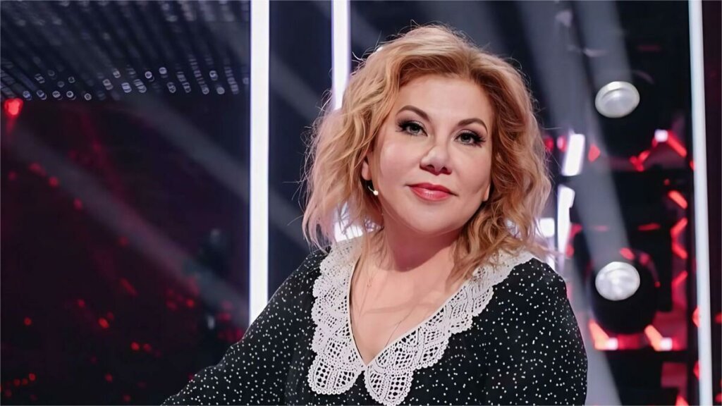 Родившая в 53 года Марина Федункив сцеживает грудное молоко при Лере Кудрявцевой