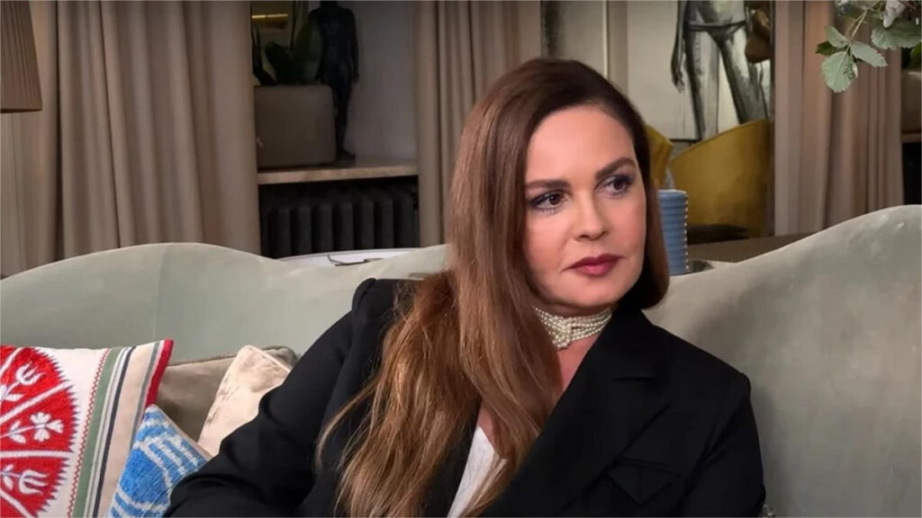 59-летняя телеведущая Екатерина Андреева снялась в чане в купальнике