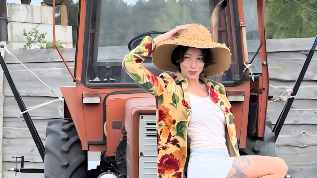 Настя Ивлеева ковыряется в навозе на ферме своего мужа