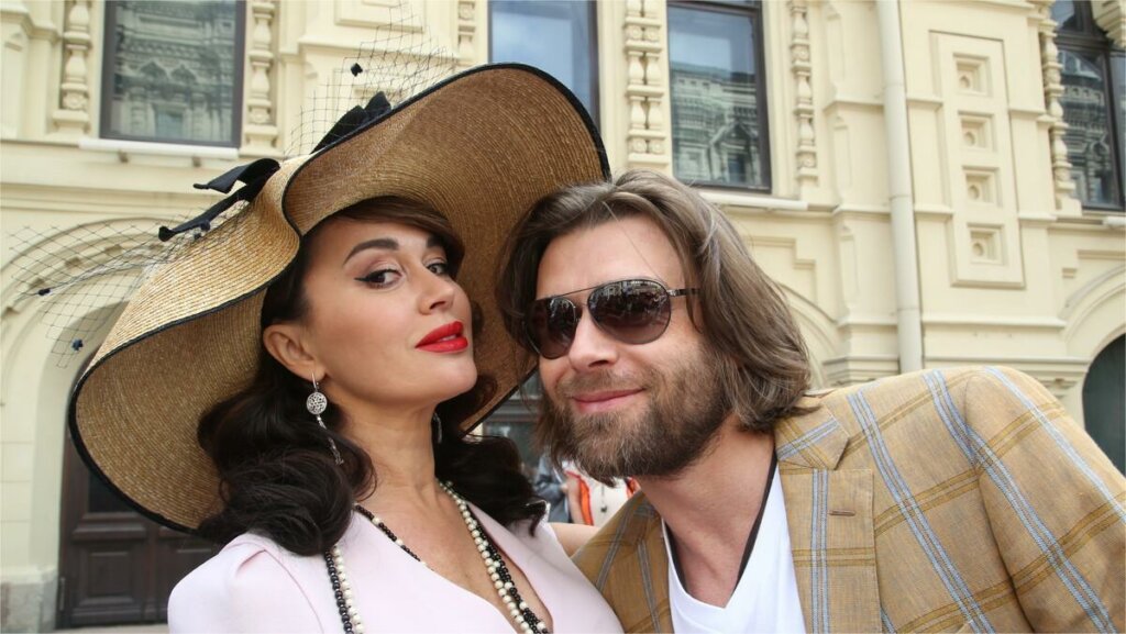 Младшая дочь Анастасии Заворотнюк пошла в первый класс: «Копия папы» (фото)