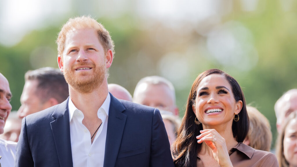 Британцы призывают короля Карла III лишить принца Гарри и Меган Маркл всех титулов: вот почему