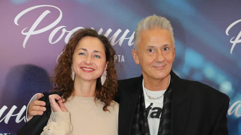 Жена помолодевшего Олега Меньшикова опубликовала забавные кадры из путешествия: «Красавчик, мой любимый»