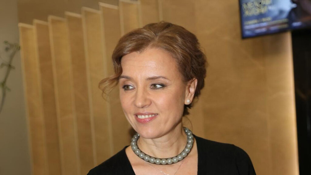 «Сложно найти радость»: Алферова впервые вышла в свет после развода с Бероевым