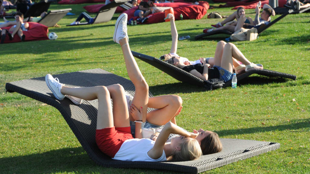 шезлонги парк горького