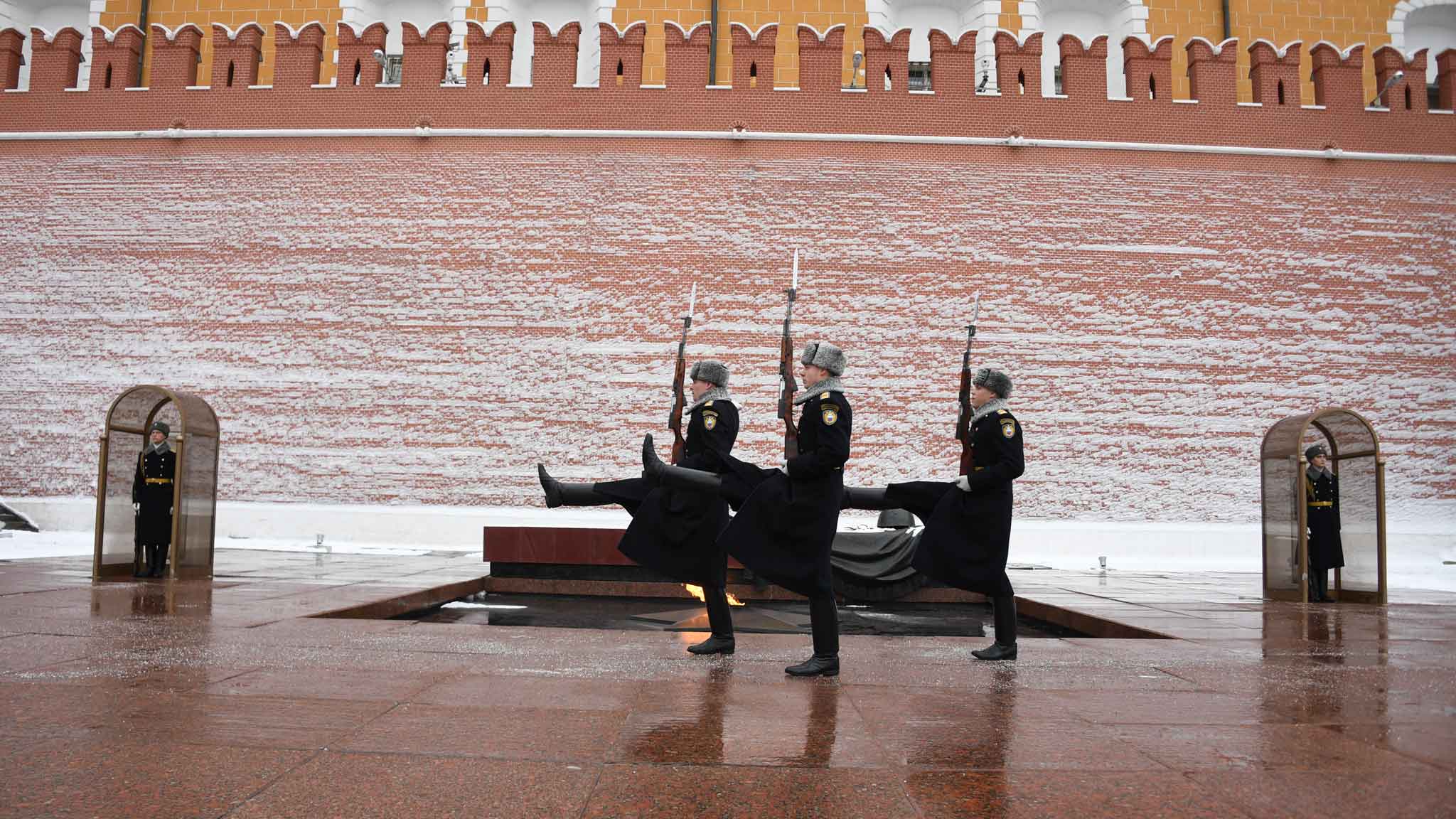 Почетный караул у вечного огня