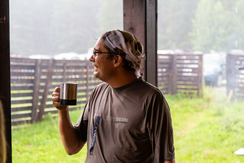 мужчина с кружкой