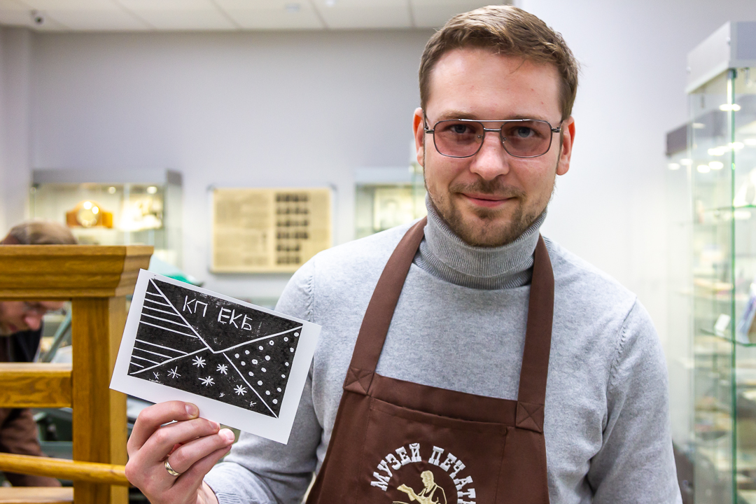 мужчина в очках и фартуке