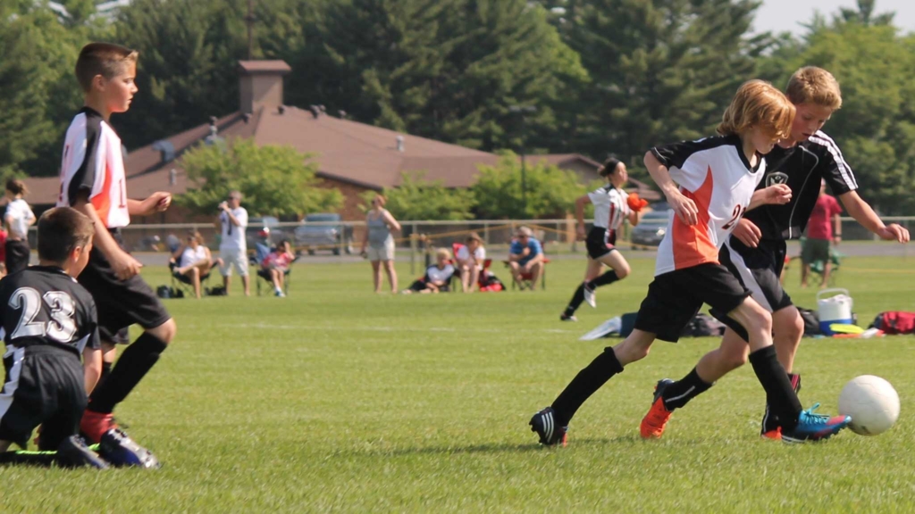 дети играют в футбол