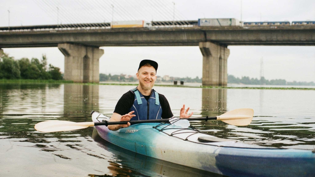 парень сплавляется по реке