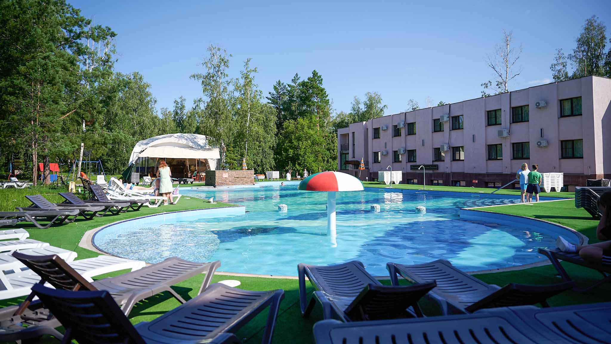 лежаки у бассейна