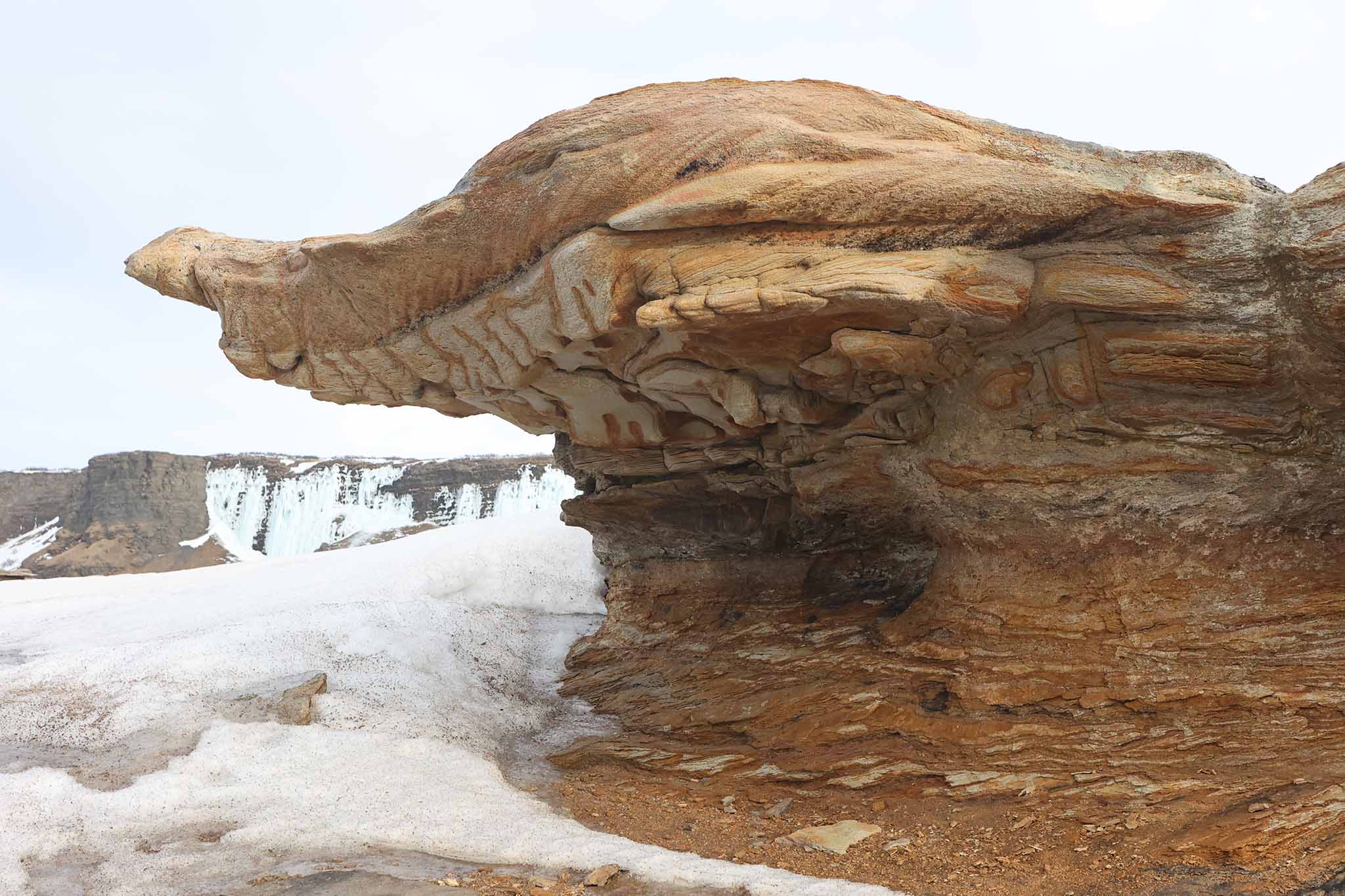 Причудливая  скала на Берегу рыжих камней.