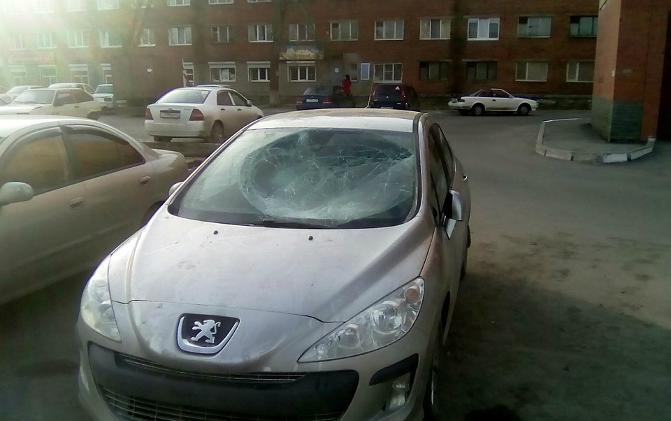 фото разбитых машин в омске засыпает