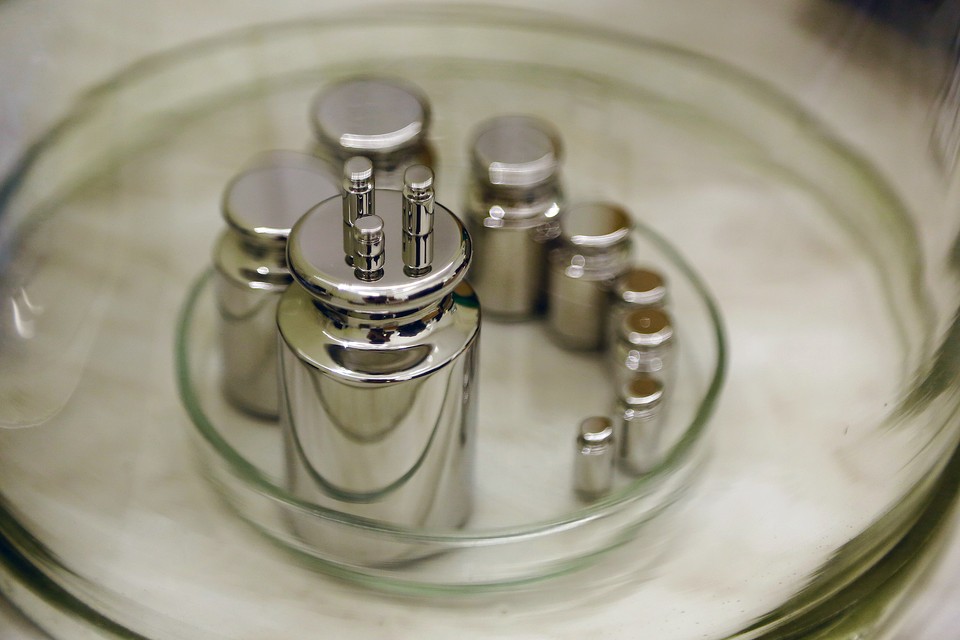 Эталон массы достают из сейфа раз в пять лет