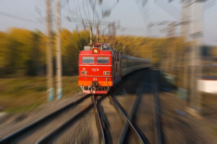 Вид из кабины машиниста поезда.