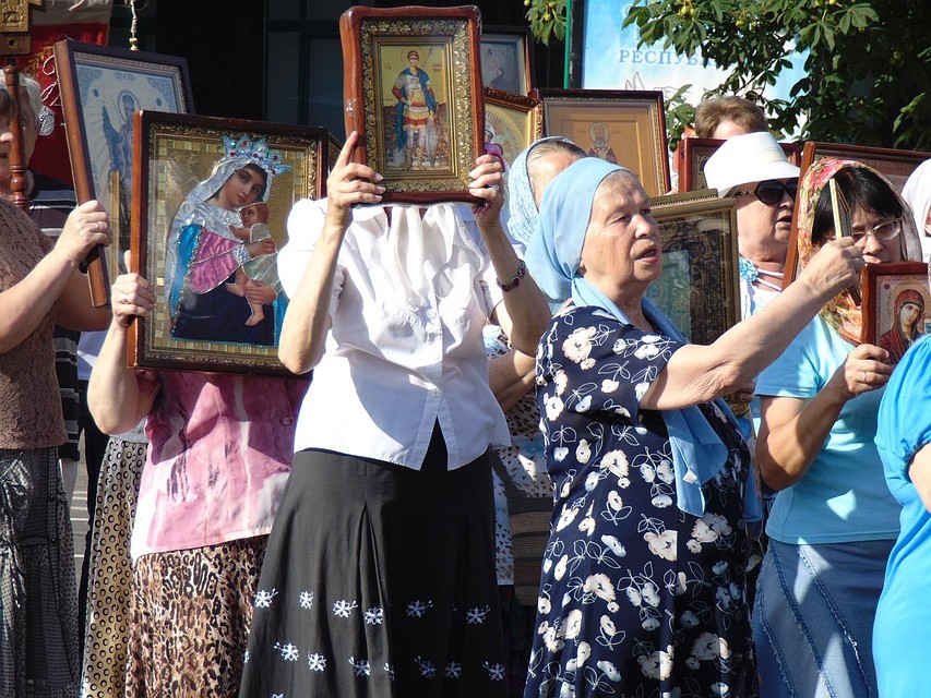 Каждый проходит крестный ход неразлучно со своей иконой.