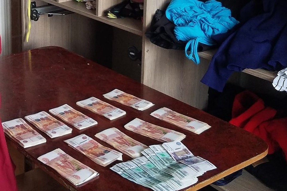 В иркутском благотворительном фонде вместе с вещами подбросили сумку с миллионом рублей В иркутском благотворительном фонде вместе с вещами подбросили сумку с миллионом рублей