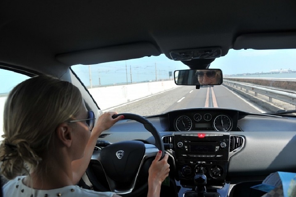 Как правильно сделать тепло шумоизоляцию салона автомобиля 3
