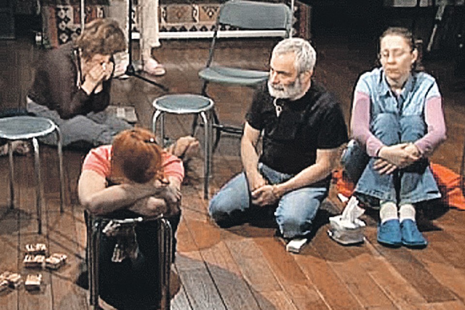 Психолог заставлял пациенток раздеваться на публике и отдавать бриллианты. Фото: youtube.com