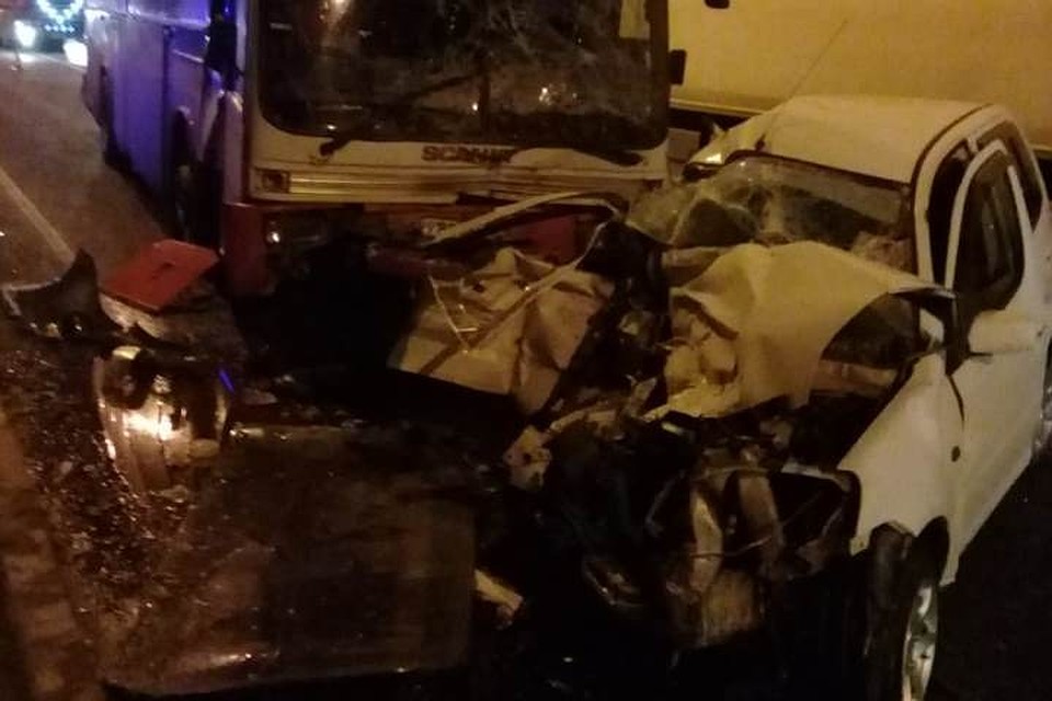 Под Новороссийском столкнулись легковушка и автобус