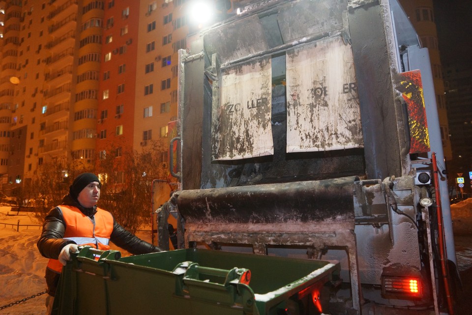 Мусорщикам приходится вставать ни свет, ни заря