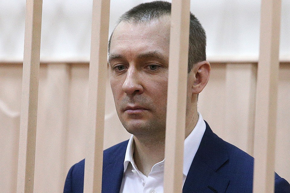 Бывший заместитель начальника управления "Т" Главного управления экономической безопасности и противодействия коррупции МВД России полковник Дмитрий Захарченко в Басманном суде. ФОТО Дмитрий Серебряков/ТАСС