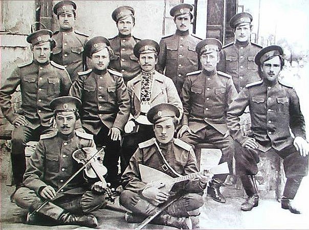 Казаки воевали весело: кроме шашек носили музыкальные инструменты.
