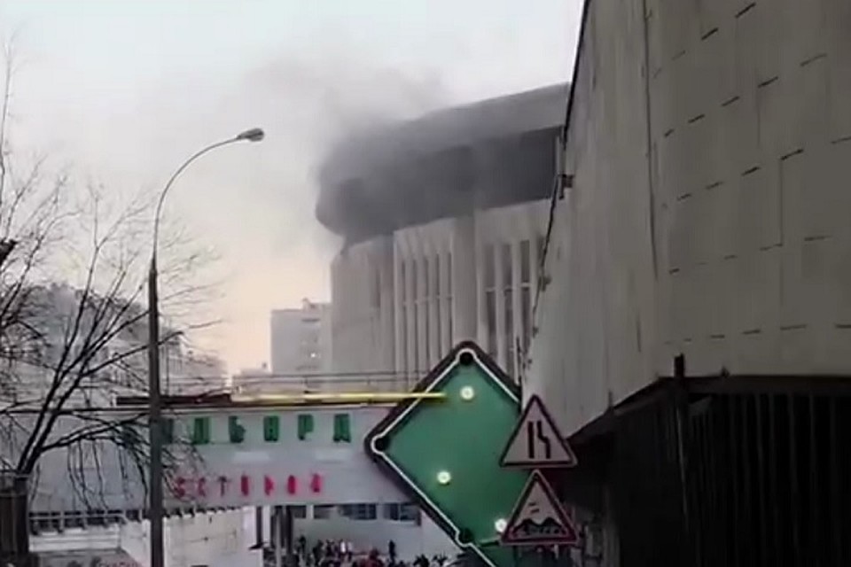 Пожар олимпийский тюмень внутри. Пожар в олимпийском. Пожар в олимпийском. Пожар в спортивном комплексе. Пожар в олимпии фото.