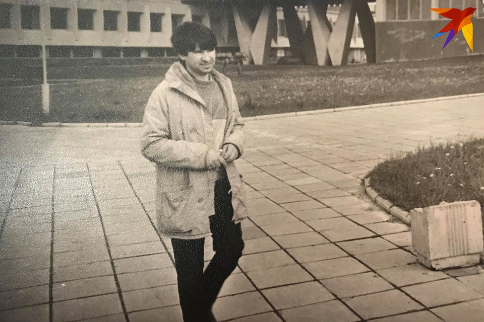 Владимир Сидорчик в среде минских валютчиков имел кличку Сидор и слыл знатным утюгом - утюжил улицы или, как на этом фото, площадки между гостиницами "Юбилейная" и "Планета" в ожидании интуристов. Фото: Архив Владимира Сидорчука