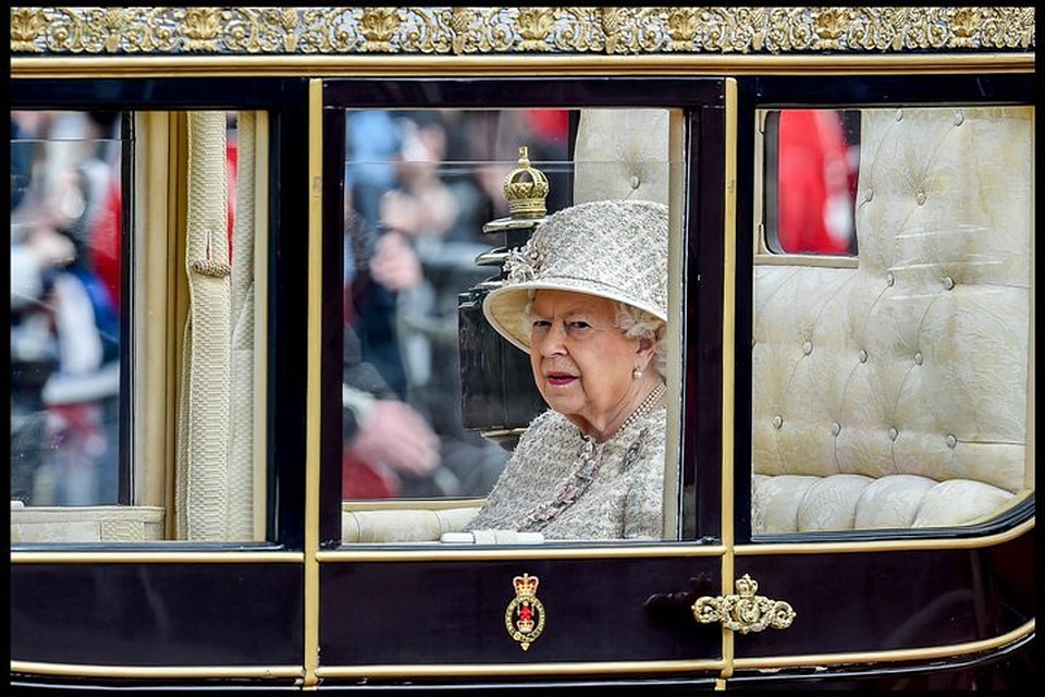 Королева елизавета в букингемском дворце