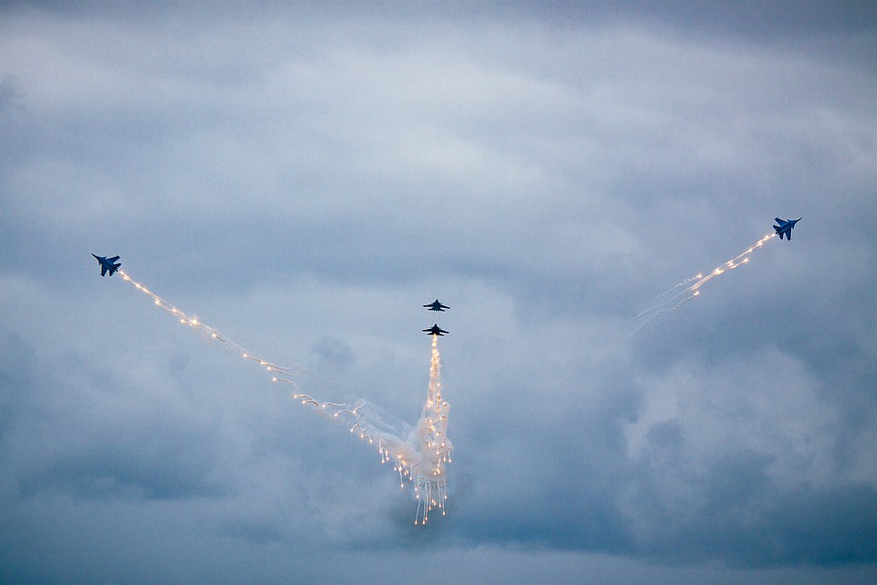 самолеты стрижи в небе летают.