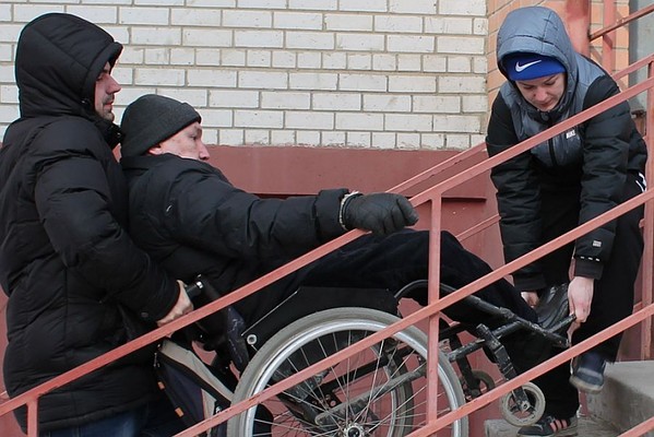 Переселенцы инвалиды. Переселенцы инвалиды. Именлек уфа геронтологический центр. Беженцы из херсона. Детская коляска электроподъемник в подъезде.