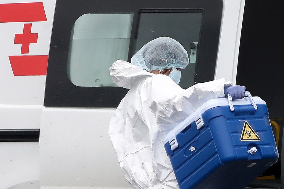 Сотрудник скорой медицинской помощи на территории многопрофильного медицинского центра, куда госпитализируют пациентов с подозрением на коронавирус COVID-19 в Москве. Фото: Валерий Шарифулин/ТАСС