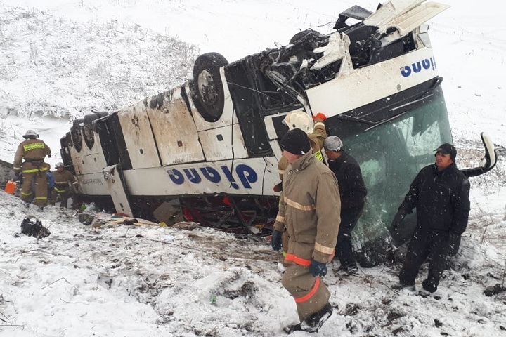 Автобус протаранил отбойник и перевернулся в кювет.