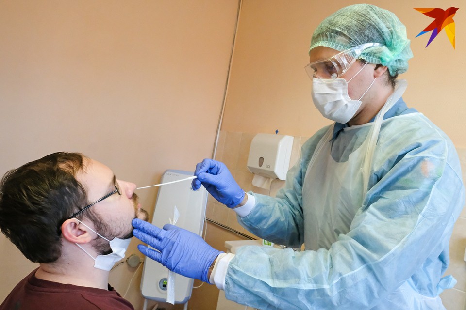 При легком течении болезни и возможности одиночной самоизоляции человек может переболеть и дома.