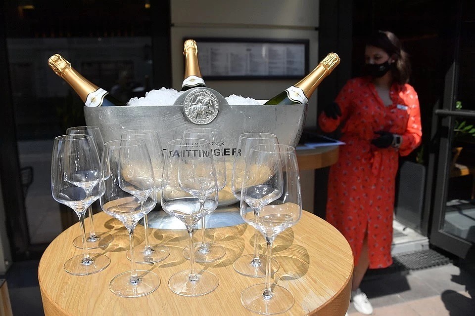 алкоголь в популярных фильмах. мужчина и женщина пьют вино. подруги выпивают. вино vik. дэниел крейг мартини.