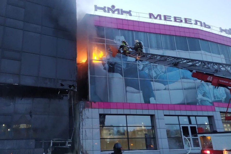 Пожар перекинулся на соседние здания. Фото: ГУ МЧС по Новосибирской области.