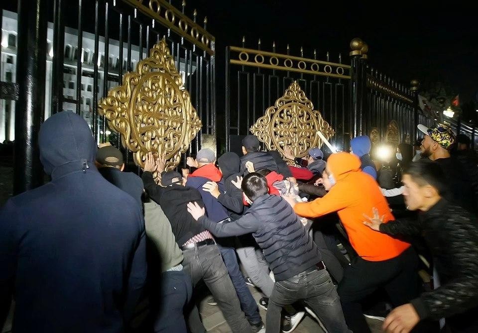Возрастает число митингующих на площади Ала-Тоо Возрастает число митингующих на площади Ала-Тоо