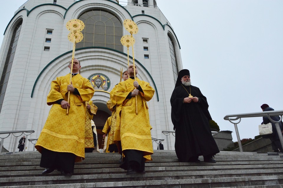 крестный ход в пасхальную ночь. храм кирилла и мефодия калининград. служба в церкви калининграде. храм христа спасителя 24 апреля фото. главный храм калининграда православный.