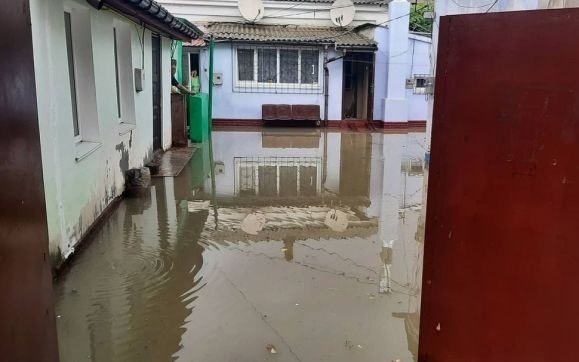 Двух человек уже эвакуировали. Фото: Инцидент Крым|Симферополь|Севастополь ДТП / Вконтакте