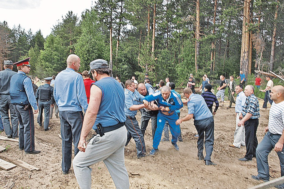 Страсти кипели такие, что и присутствие полиции некоторых не смущало.