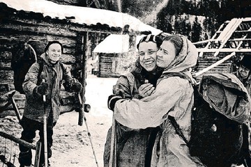 Заболевший Юра обнимается с Людмилой Дубининой на прощание. Что примечательно, Юрий Ефимович совершенно не помнит подробностей этой сцены.