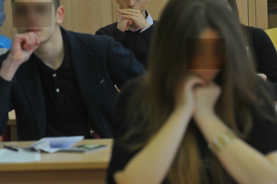 Школьница связала ему руки Школьница связала ему руки