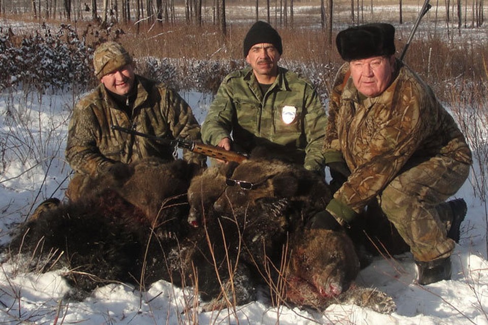 "На снимке справа-налево: Иван Ряжских, Тишковский Виталий - личный водитель его, Афанасьев Вадим Иванович, зять его, чего-то там судебный пристав" - подписал фото Никитенко.